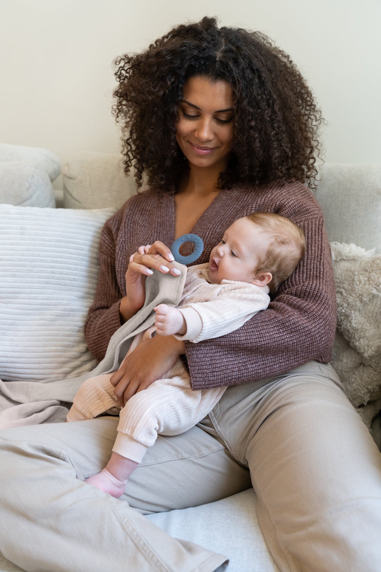 Doomoo Mom'N Play: Organic Cotton Multi-Functional Nursing Cover With Teether