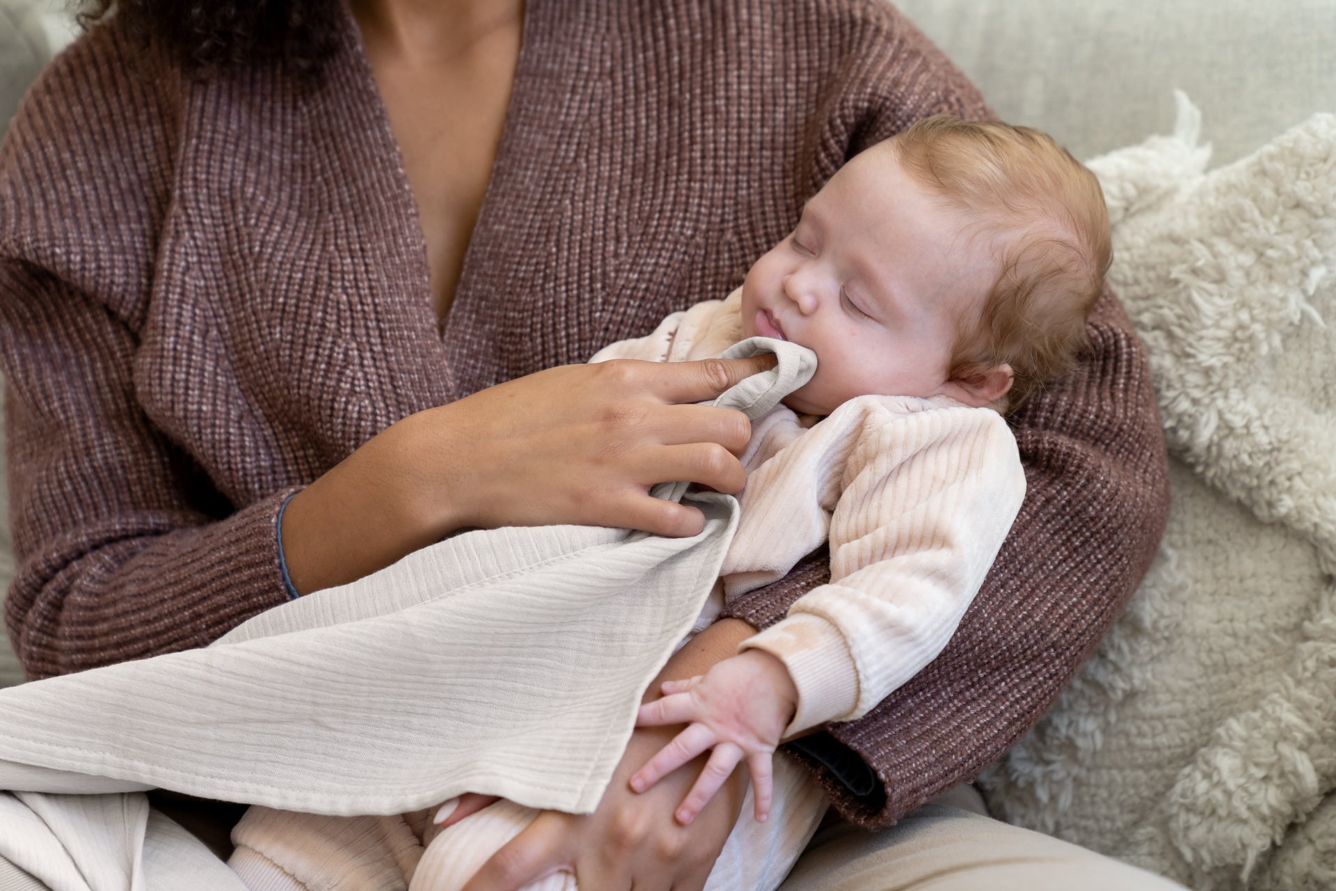 Doomoo Mom'N Play: Organic Cotton Multi-Functional Nursing Cover With Teether