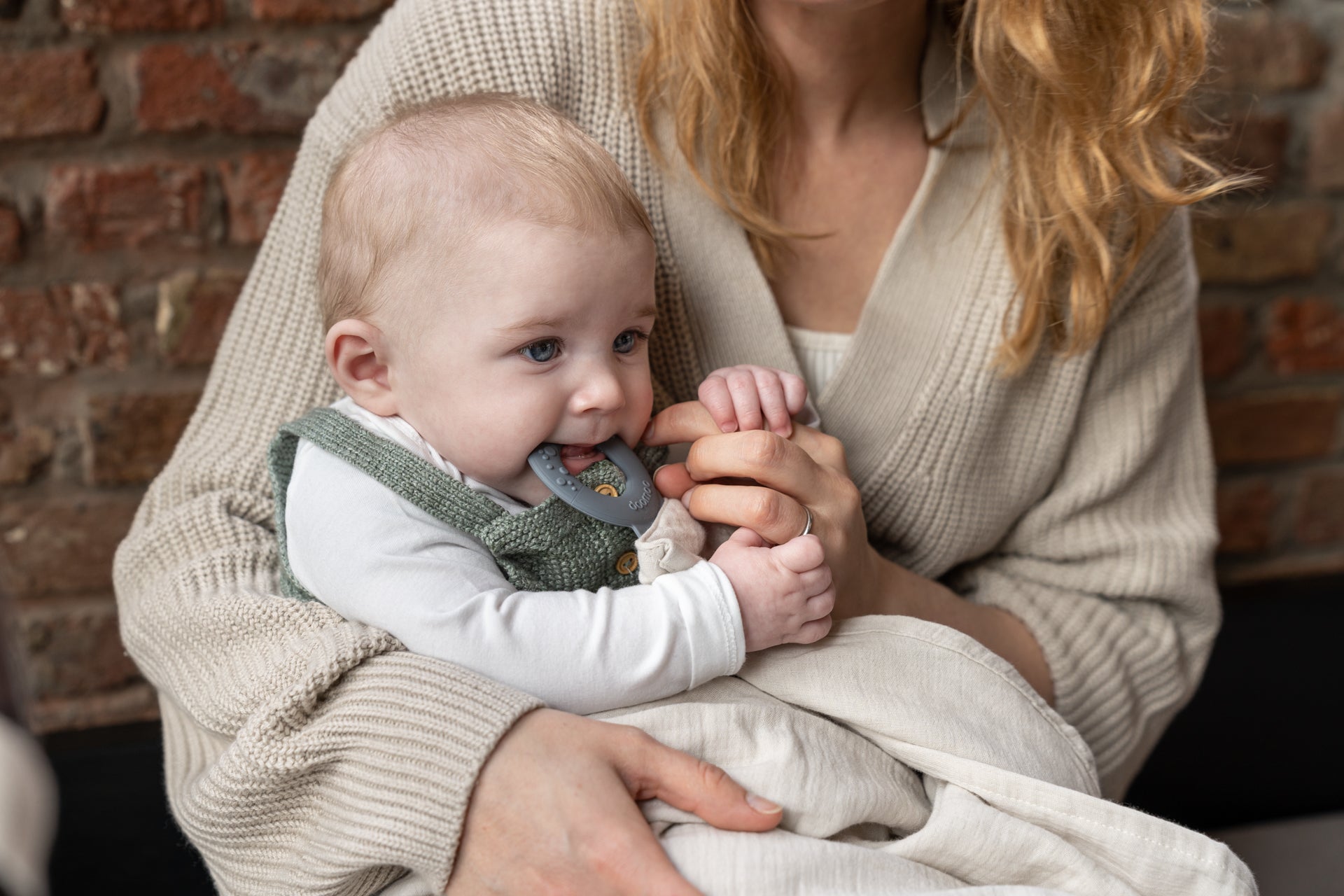 Doomoo Mom'N Play: Organic Cotton Multi-Functional Nursing Cover With Teether