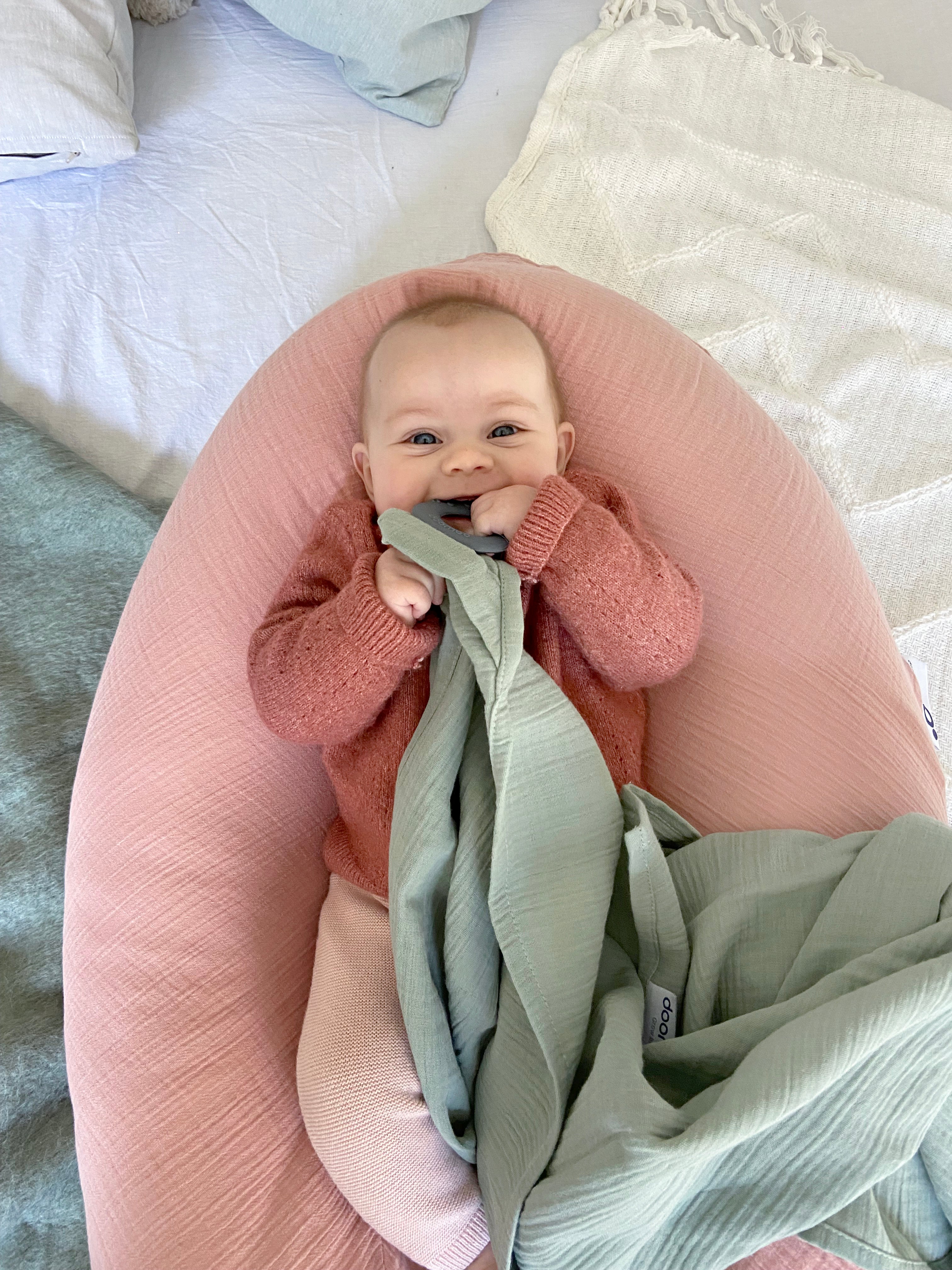 Doomoo Mom'N Play: Organic Cotton Multi-Functional Nursing Cover With Teether