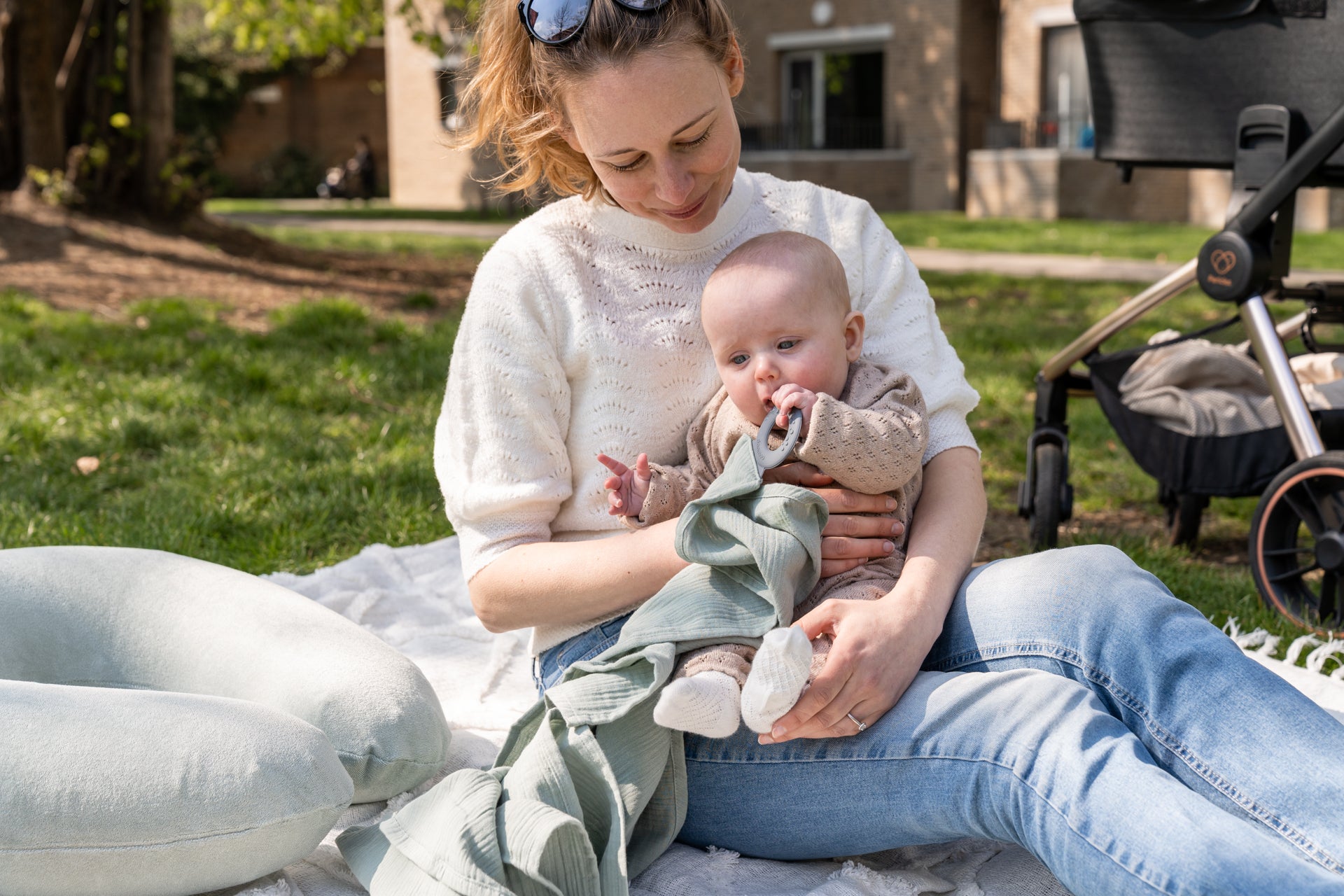 Doomoo Mom'N Play: Organic Cotton Multi-Functional Nursing Cover With Teether