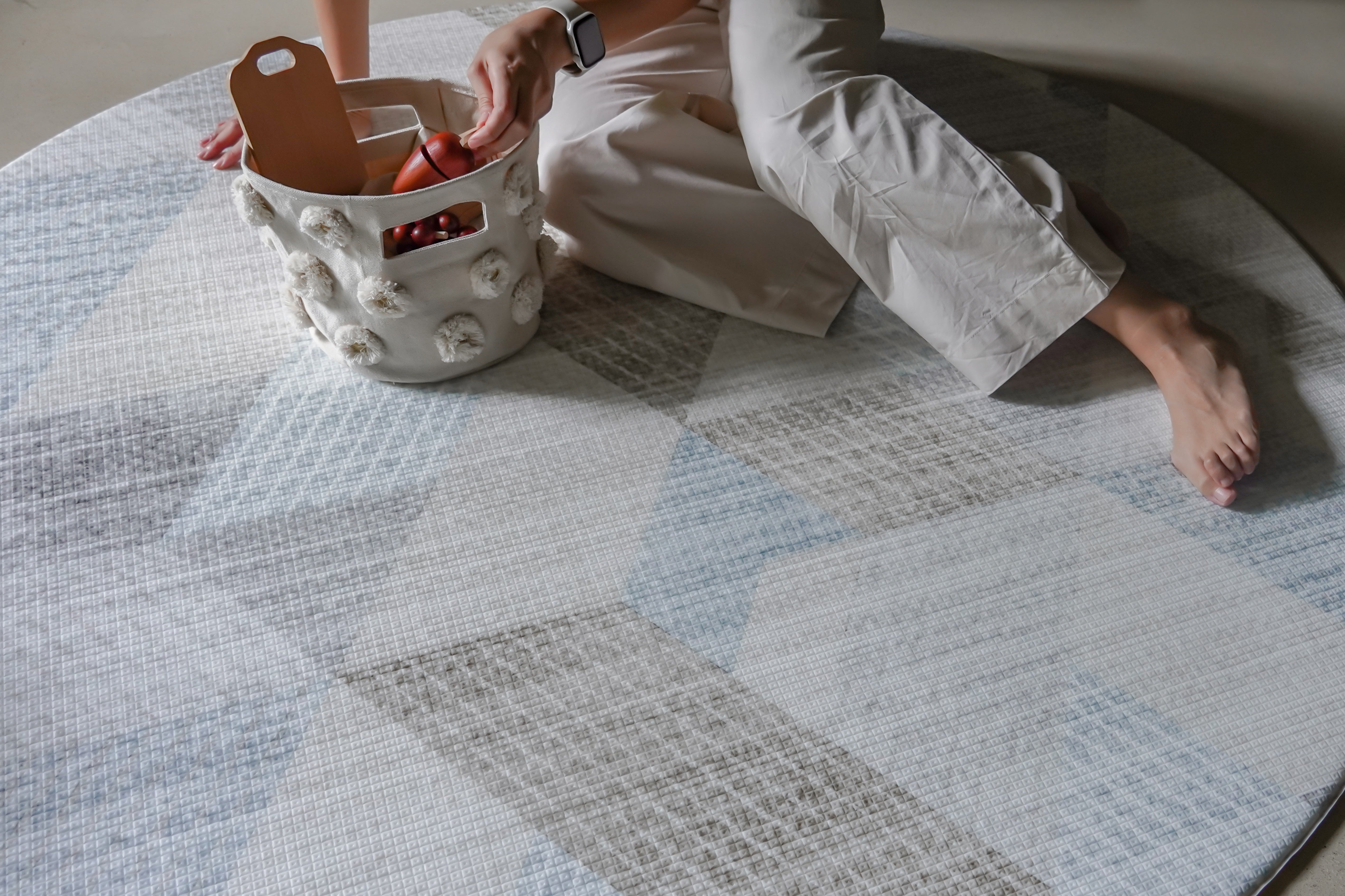 lady sitting on lollibly snow dune round play mat
