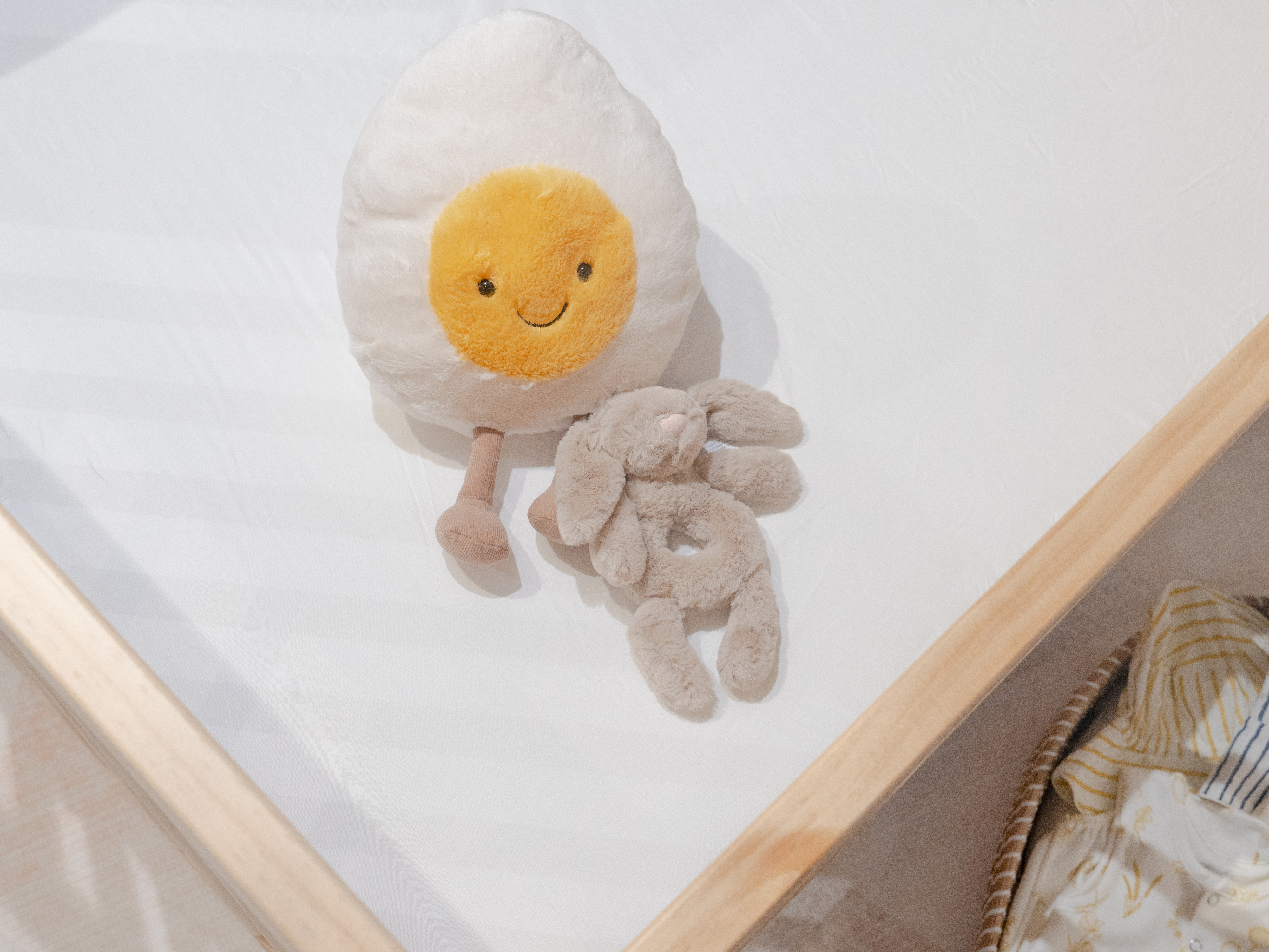 Cho bamboo baby cot sheet in yuzu baby crib in White