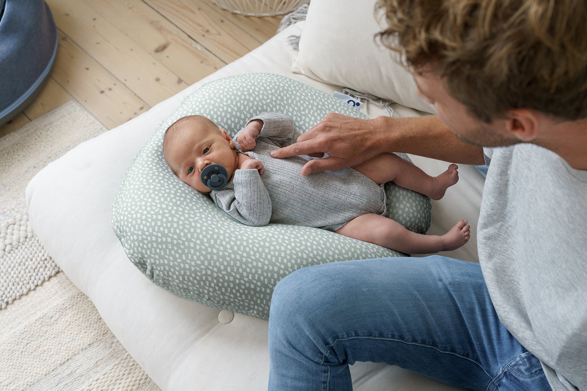 doomoo softy 2-in-1multi-functional pillow for nursing and lounging cloudy khaki