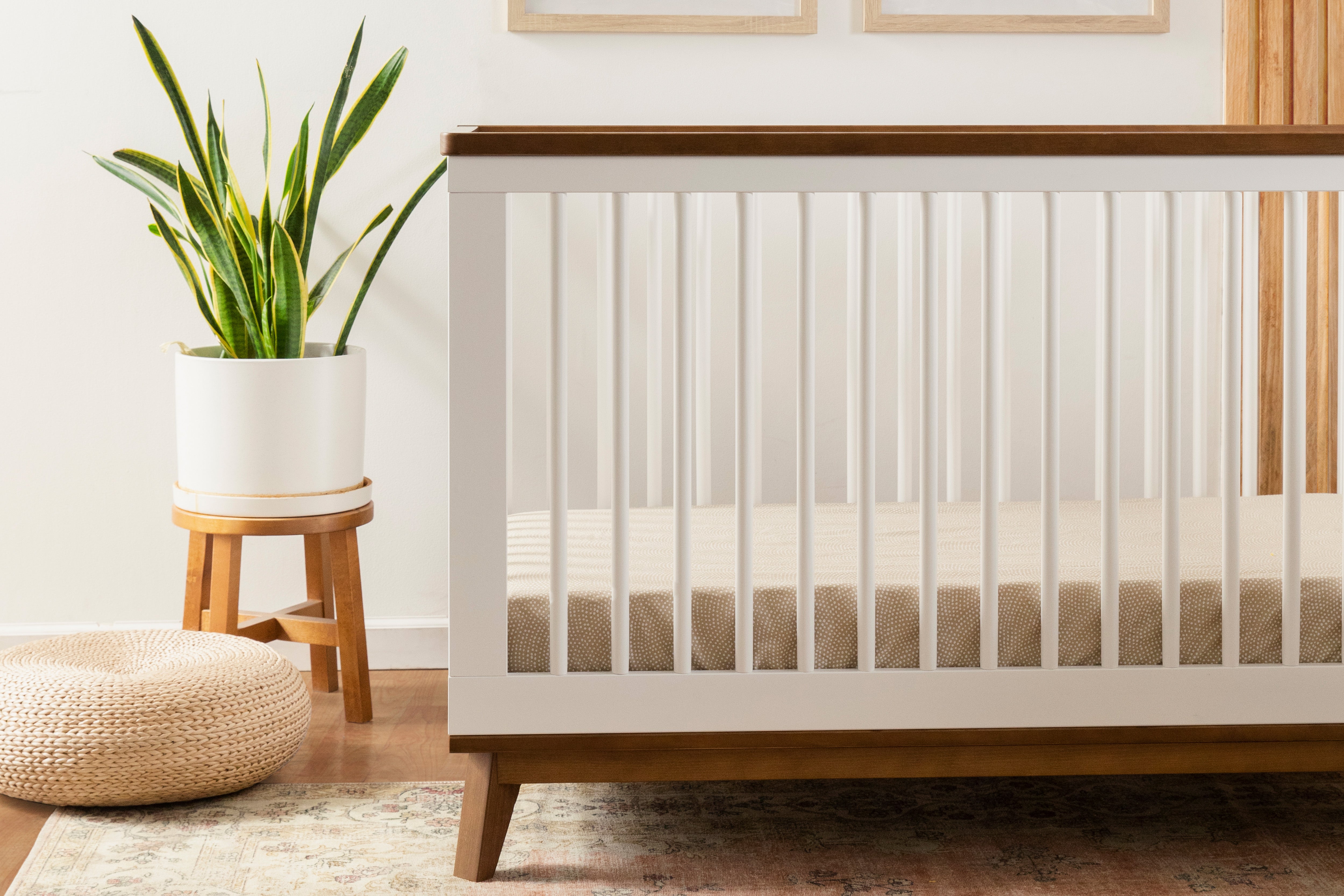 Babyletto Scoot Crib White Walnut#color_white-and-walnut