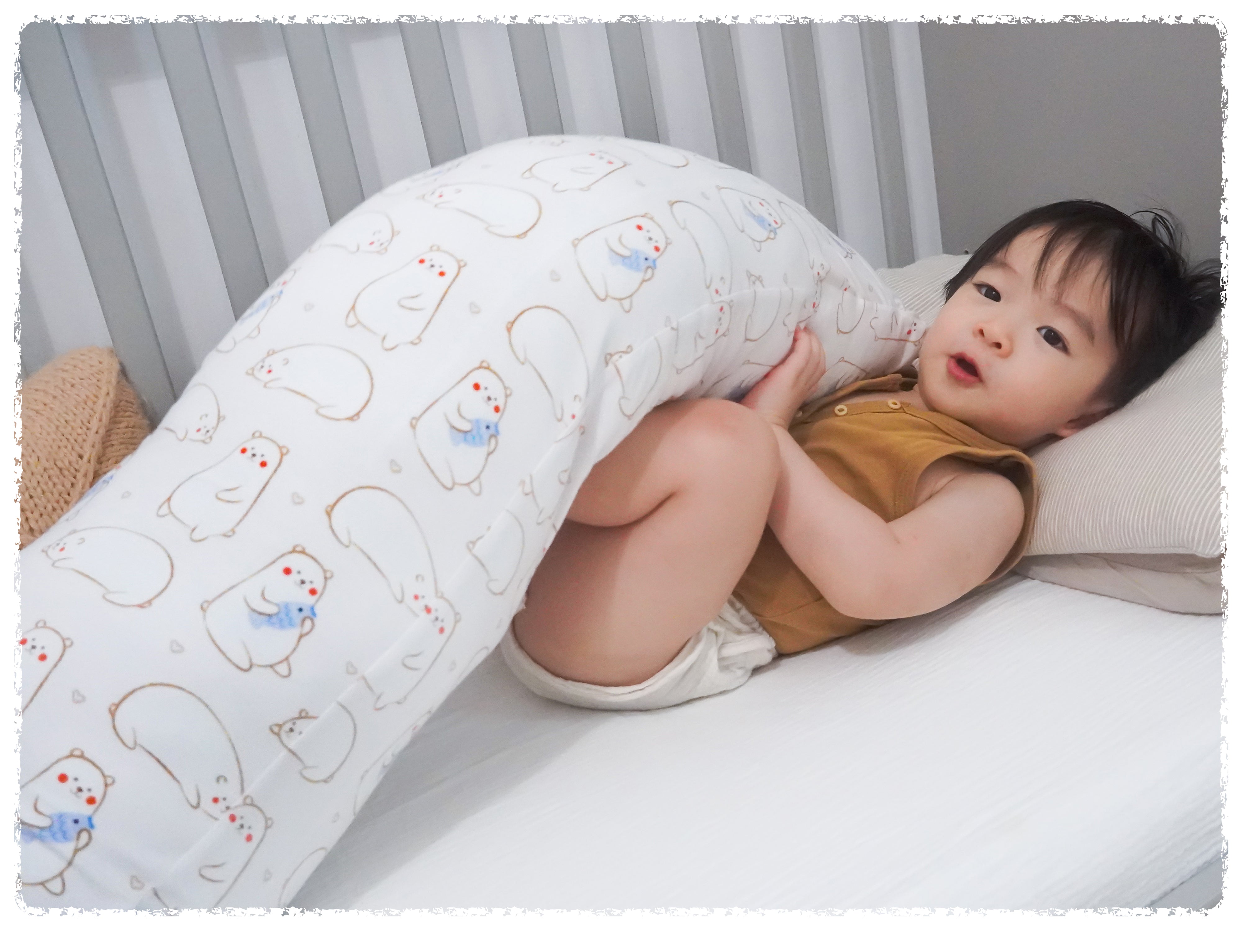 baby boy lying in crib with cho xl maru bear pillow