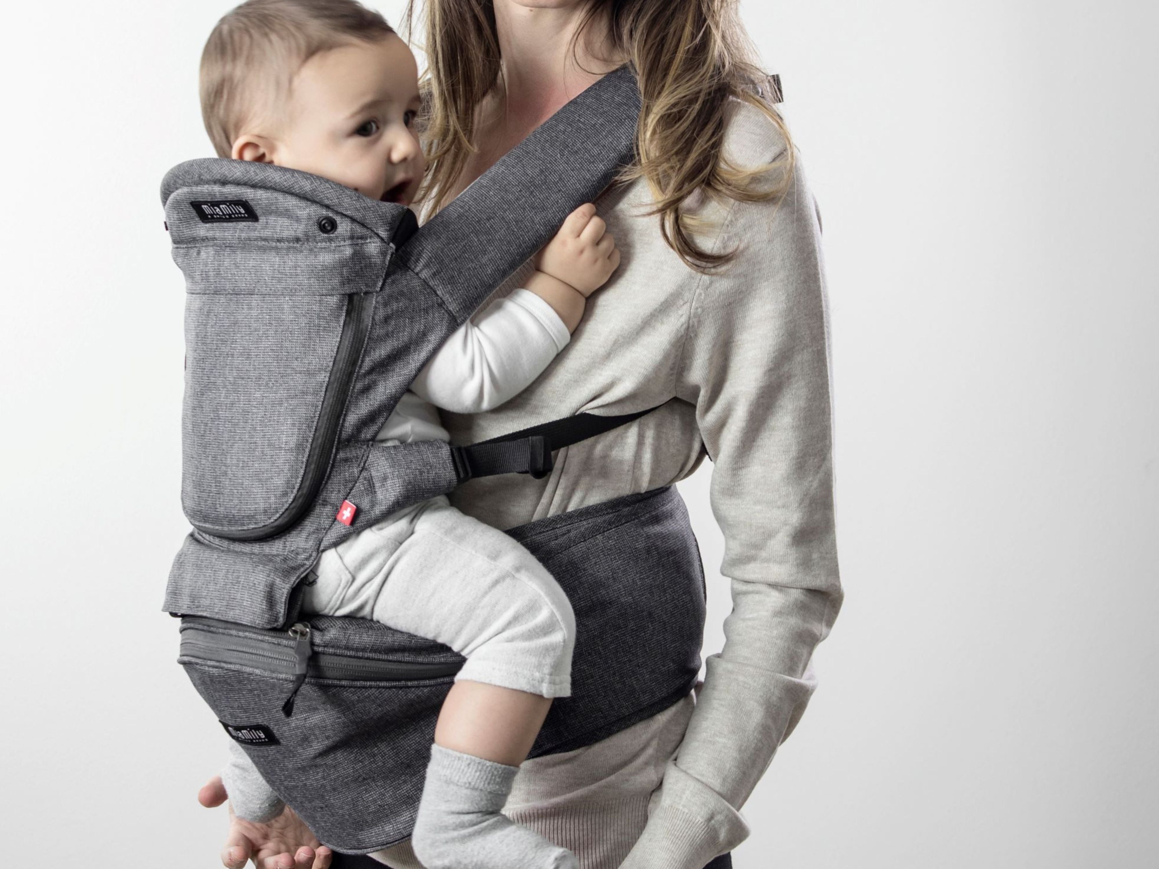 mom carrying baby in hipster plus charcoal grey#color_charcoal-grey