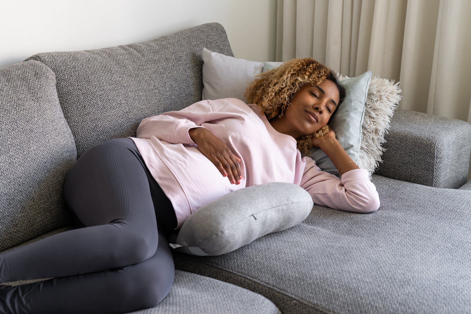 pregnant mom resting tummy on the doomoo on the go pillow